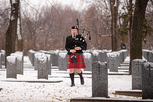 Mike Sudoma / Winnipeg Free Press
Piper, Nathan Mitchell, plays his bagpipes as he walks  through the Field of Honour to take his post in front of the Stone of Remembrance during a Remembrance Day service at brookside Cemetery Thursday morning
November 11, 2021