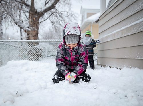 JESSICA LEE / WINNIPEG FREE PRESS

Skye Buffington, 7, plays with snow in the front of her yard in Elmwood on November 11, 2021 while her younger brother Kale, 5, digs with a shovel.







