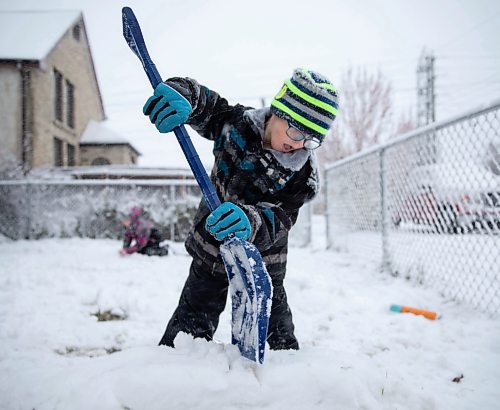 JESSICA LEE / WINNIPEG FREE PRESS

Kale Buffington, 5, (front) plays with snow in the front of his home in Elmwood on November 11, 2021 while his sister, Skye, 7, builds an igloo.






