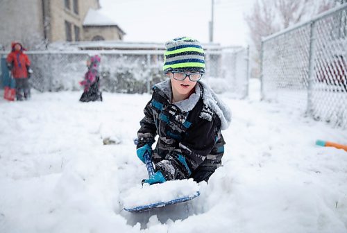 JESSICA LEE / WINNIPEG FREE PRESS

Kale Buffington, 5, (front) plays with snow in the front of his home in Elmwood on November 11, 2021 while his sister, Skye, 7, (in pink) builds an igloo and his brother Ryder, 9, shovels snow.







