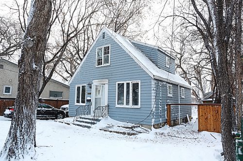 MIKE DEAL / WINNIPEG FREE PRESS
WFPS crews still at the scene of an early morning house fire at 1570 Wolseley Avenue West. 
211112 - Friday, November 12, 2021