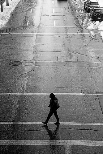 Mike Sudoma / Winnipeg Free Press
A pedestrian makes their way through the slush across St Mary ave Friday afternoon
November 12, 2021