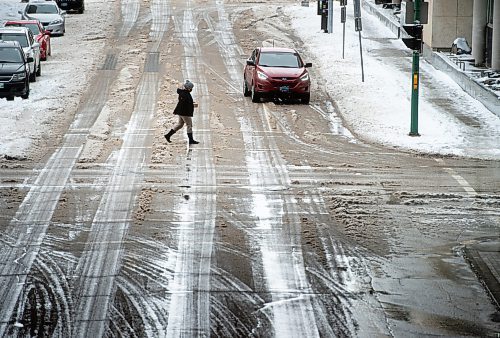 Mike Sudoma / Winnipeg Free Press
A pedestrian makes their way through the slush across St Mary ave Friday afternoon
November 12, 2021