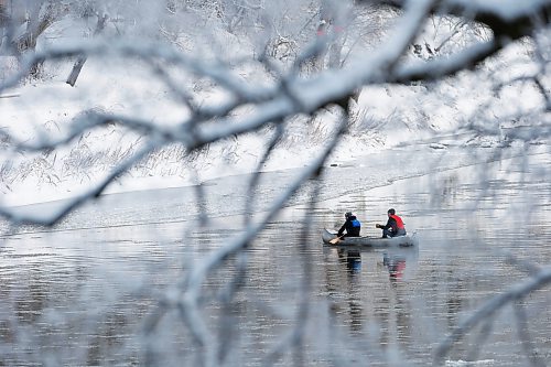 JOHN WOODS / WINNIPEG FREE PRESS
A couple of paddlers were out enjoying the snow covered winter wonderland on the Assiniboine River in Winnipeg on Sunday, November 7, 2021. 

Re: Standup