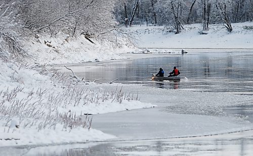 JOHN WOODS / WINNIPEG FREE PRESS
A couple of paddlers were out enjoying the snow covered winter wonderland on the Assiniboine River in Winnipeg on Sunday, November 7, 2021. 

Re: Standup