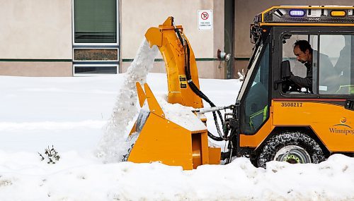 MIKE DEAL / WINNIPEG FREE PRESS
A snow clearing vehicle makes its way along the bike path on Chevrier Boulevard Monday morning.
211115 - Monday, November 15, 2021.