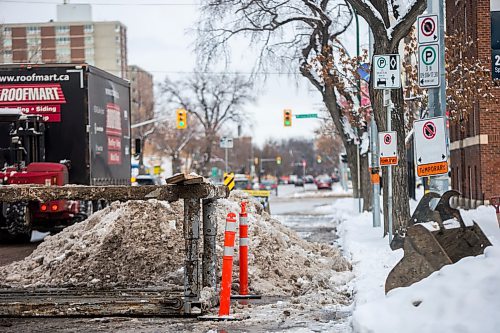 MIKAELA MACKENZIE / WINNIPEG FREE PRESS

Snow spills into a bike lane on Sherbrook Street in Winnipeg on Monday, Nov. 15, 2021. For Danielle story.
Winnipeg Free Press 2021.