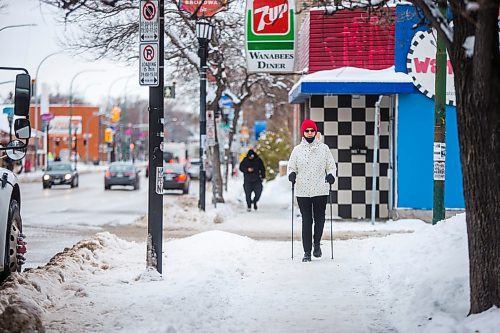 MIKAELA MACKENZIE / WINNIPEG FREE PRESS

Folks navigate snowy streets on Broadway in Winnipeg on Monday, Nov. 15, 2021. For Danielle story.
Winnipeg Free Press 2021.