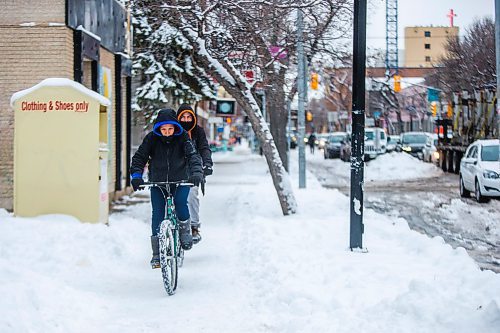 MIKAELA MACKENZIE / WINNIPEG FREE PRESS

Folks cycle on the sidewalk to avoid the slushy road and bike lane on Sherbrook St. in Winnipeg on Monday, Nov. 15, 2021. For Danielle story.
Winnipeg Free Press 2021.