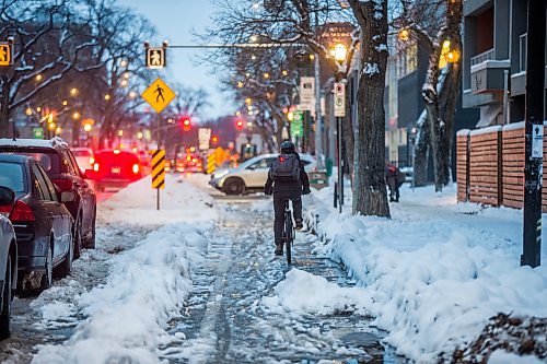 MIKAELA MACKENZIE / WINNIPEG FREE PRESS

A cyclist makes their way down a slushy bike lane on Sherbrook St. in Winnipeg on Monday, Nov. 15, 2021. For Danielle story.
Winnipeg Free Press 2021.