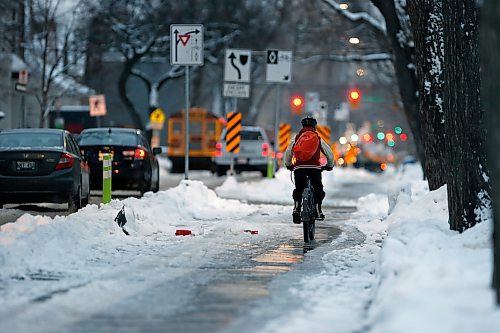 JOHN WOODS / WINNIPEG FREE PRESS
People use the bike paths on McDermott in Winnipeg on Monday, November 15, 2021. 

Re: ?