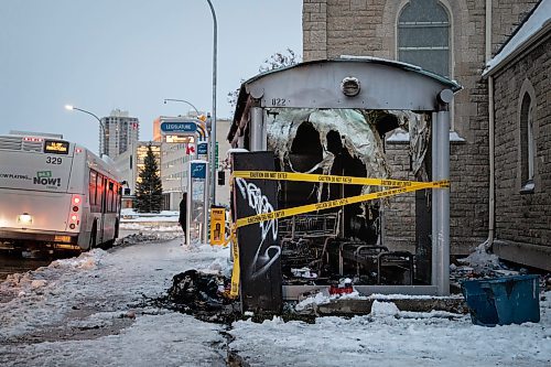 JESSICA LEE / WINNIPEG FREE PRESS

A bus shelter photographed on November 15, 2021 at Broadway and Osborne is taped off following a fire.

Reporter: Joyanne







