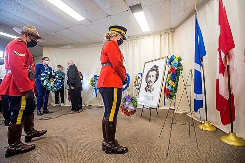 MIKAELA MACKENZIE / WINNIPEG FREE PRESS

Inspector Cathy Light (centre) and corporal Les Houle take a moment after laying a wreath at an event commemorating Louis Riel on the anniversary of his execution at the MMF head office in Winnipeg on Tuesday, Nov. 16, 2021. For Carol Sanders story.
Winnipeg Free Press 2021.