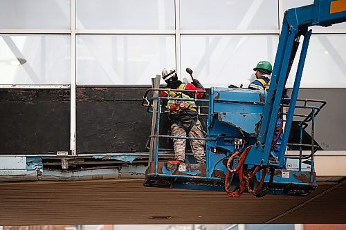 JOHN WOODS / WINNIPEG FREE PRESS
A crew works on repairing a skywalk over Donald at Portage in Winnipeg on Tuesday, November 16, 2021. Snow clearing equipment reportedly collided with the downtown skywalk.

Re: ?