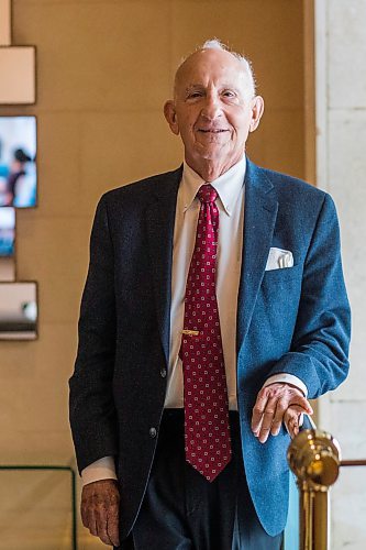 MIKAELA MACKENZIE / WINNIPEG FREE PRESS

Ernest Rady, this year&#x2019;s recipient of the U of M&#x2019;s IDEA award, poses for a portrait at the Fort Garry Hotel on Wednesday, Nov. 17, 2021. For Martin Cash story.
Winnipeg Free Press 2021.