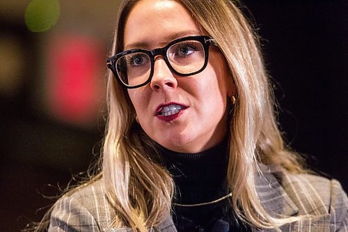 MIKAELA MACKENZIE / WINNIPEG FREE PRESS

Kathleen Prendiville, partner lead at Google Canada, speaks to moderator Liz Choi at a Chamber of Commerce luncheon at the Fairmont in Winnipeg on Thursday, Nov. 18, 2021. For Gabrielle story.
Winnipeg Free Press 2021.