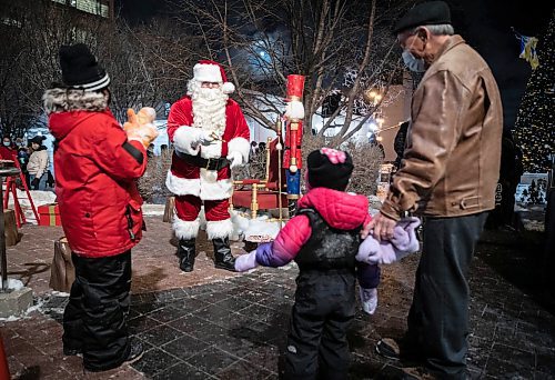JESSICA LEE / WINNIPEG FREE PRESS

Santa Claus meets with (left to right) Everlee, Olivia and Norman Meade at the lighting of the tree ceremony at City Hall on November 18, 2021.