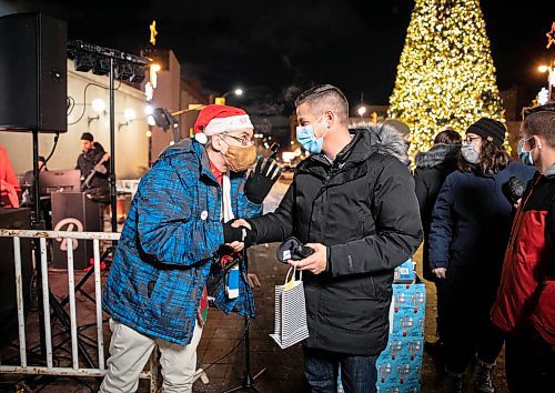 JESSICA LEE / WINNIPEG FREE PRESS

Mayor Brian Bowman shakes a man&#x2019;s hand at the lighting of the tree ceremony at City Hall on November 18, 2021.