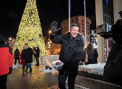 JESSICA LEE / WINNIPEG FREE PRESS

Mayor Brian Bowman poses for a photo at the lighting of the tree ceremony at City Hall on November 18, 2021.