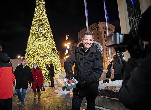 JESSICA LEE / WINNIPEG FREE PRESS

Mayor Brian Bowman poses for a photo at the lighting of the tree ceremony at City Hall on November 18, 2021.