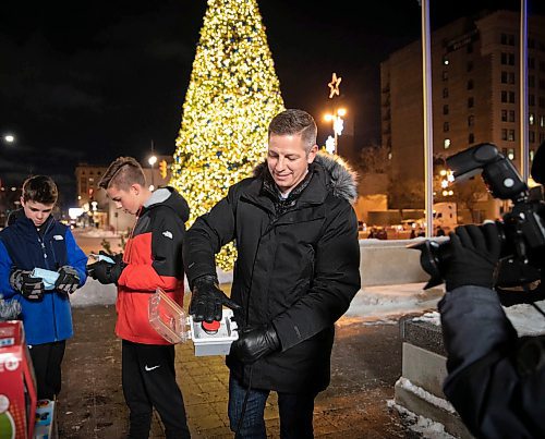 JESSICA LEE / WINNIPEG FREE PRESS

Mayor Brian Bowman poses for a photo at the lighting of the tree ceremony at City Hall on November 18, 2021.