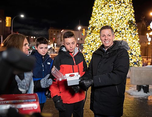 JESSICA LEE / WINNIPEG FREE PRESS

Mayor Brian Bowman poses for a photo with his family (from left to right): wife Tracy, and sons Austin and Hayden at the lighting of the tree ceremony at City Hall on November 18, 2021.