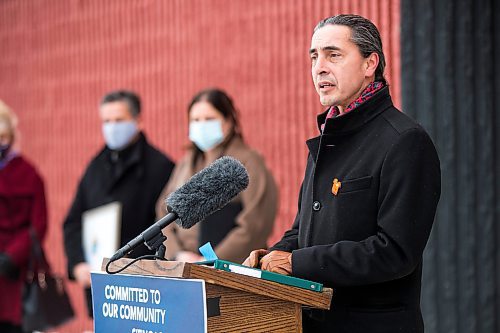 MIKAELA MACKENZIE / WINNIPEG FREE PRESS

Assembly of Manitoba Chiefs Grand Chief Arlen Dumas speaks at an event about new warming spaces in Winnipeg on Friday, Nov. 19, 2021. For Katie May story.
Winnipeg Free Press 2021.