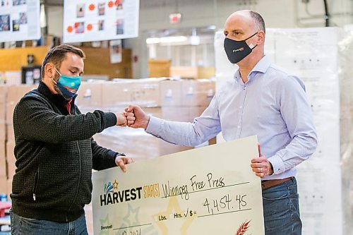 MIKAELA MACKENZIE / WINNIPEG FREE PRESS

Free Press editor Paul Samyn (right) presents Harvest Manitoba president and CEO Vince Barletta with a donation of the proceeds from the inaugural Free Press Fall Supper. The event, held in October, was tied to an editorial project produced by the arts and life department which followed the production of local ingredients, such as chicken, cheese, mushrooms and beets, from start to finish. Chef Matty Neufeld used the ingredients that were profiled by the reporters to create the entre for the fall supper. All proceeds from the event were donated to Harvest Manitoba. Standup.
Winnipeg Free Press 2021.