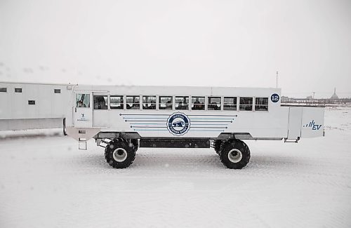 JESSICA LEE / WINNIPEG FREE PRESS

An electric Tundra Buggy is photographed driving past a portable &#x201c;hotel&#x201d; for guests to sleep in on November 20, 2021 in Churchill, Manitoba. 

Reporter: Sarah








