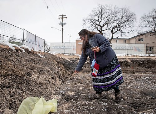 JESSICA LEE / WINNIPEG FREE PRESS

Jamie Grasby, a knowledge keeper, blesses the site at 390 Ross Ave by smudging and offering tobacco on November 22, 2021. Home First Winnipeg Inc is building a 47-unit apartment for those at risk of becoming homeless.