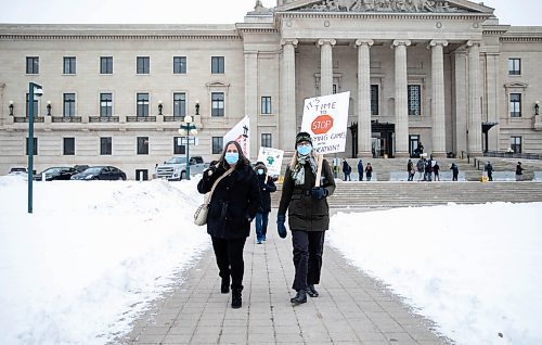 JESSICA LEE / WINNIPEG FREE PRESS

Maureen Babb (left) and Liv Valmestad protest at the Manitoba Legislative Building on November 22, 2021, calling for higher wages for faculty at University of Manitoba.
