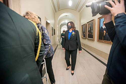 MIKAELA MACKENZIE / WINNIPEG FREE PRESS

Premier Heather Stefanson walks to the chamber with Lieutenant governor Janice Filmon to read the throne speech at the Manitoba Legislative Building in Winnipeg on Tuesday, Nov. 23, 2021. For --- story.
Winnipeg Free Press 2021.