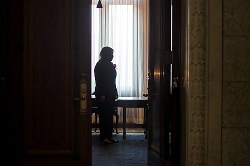 MIKAELA MACKENZIE / WINNIPEG FREE PRESS

Premier Heather Stefanson waits in the lieutenant governor's office before the throne speech reading at the Manitoba Legislative Building in Winnipeg on Tuesday, Nov. 23, 2021. For --- story.
Winnipeg Free Press 2021.