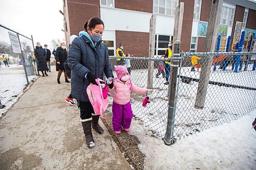 MIKAELA MACKENZIE / WINNIPEG FREE PRESS

Emely Camia picks up her four-year-old daughter, Queenlloy, from Strathcona School in Winnipeg on Tuesday, Nov. 23, 2021. For Maggie story.
Winnipeg Free Press 2021.