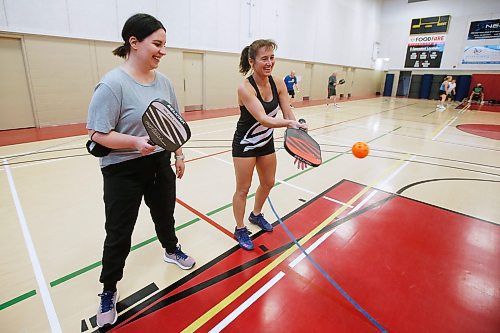 JOHN WOODS / WINNIPEG FREE PRESS
Winnipeg Free Press reporter Jen Zoratti, left, learns how to play pickleball from Rose Sawatzky, president of Pickleball Manitoba and National Championship silver medalist, at Sturgeon Heights Community Centre  on Tuesday, November 23, 2021. 

Re: zoratti