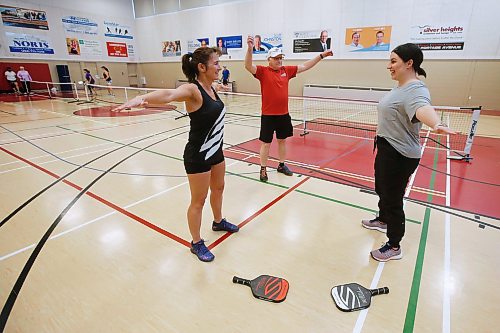 JOHN WOODS / WINNIPEG FREE PRESS
Winnipeg Free Press reporter Jen Zoratti, right, warms up before learning how to play pickleball with Rose Sawatzky, left, president of Pickleball Manitoba and National Championship silver medalist, and Kevin Harrison, president of Winnipeg West Pickleball, at Sturgeon Heights Community Centre  on Tuesday, November 23, 2021. 

Re: zoratti