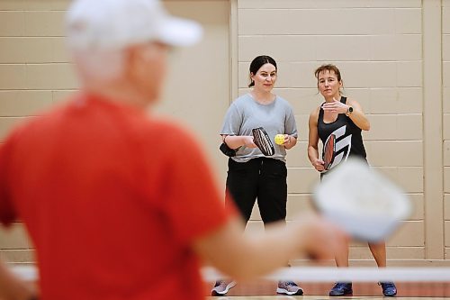 JOHN WOODS / WINNIPEG FREE PRESS
Winnipeg Free Press reporter Jen Zoratti, left, learns how to play pickleball from Rose Sawatzky, president of Pickleball Manitoba and National Championship silver medalist, at Sturgeon Heights Community Centre  on Tuesday, November 23, 2021. 

Re: zoratti