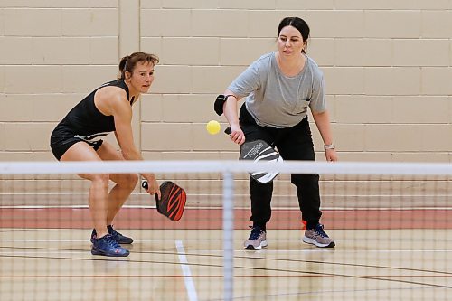 JOHN WOODS / WINNIPEG FREE PRESS
Winnipeg Free Press reporter Jen Zoratti, right, learns how to play pickleball from Rose Sawatzky, president of Pickleball Manitoba and National Championship silver medalist, at Sturgeon Heights Community Centre  on Tuesday, November 23, 2021. 

Re: zoratti