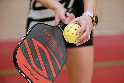 JOHN WOODS / WINNIPEG FREE PRESS
Winnipeg Free Press reporter Jen Zoratti learns how to play pickleball from Rose Sawatzky, president of Pickleball Manitoba and National Championship silver medalist, at Sturgeon Heights Community Centre on Tuesday, November 23, 2021.
Re: zoratti