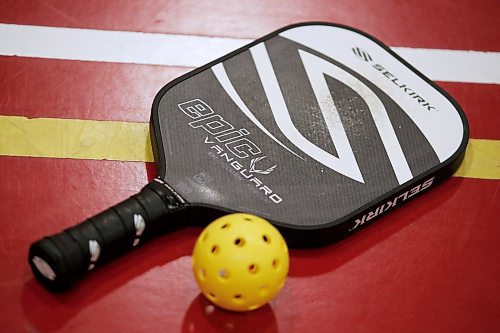 JOHN WOODS / WINNIPEG FREE PRESS
Winnipeg Free Press reporter Jen Zoratti learns how to play pickleball from Rose Sawatzky, president of Pickleball Manitoba and National Championship silver medalist, at Sturgeon Heights Community Centre on Tuesday, November 23, 2021.
Re: zoratti