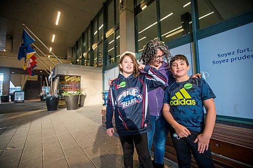 MIKAELA MACKENZIE / WINNIPEG FREE PRESS

Elodie (left) and Drew Robert pose for a photo with their mom, Sara, after getting vaccinated at the RBC Convention Centre vaccination supersite in Winnipeg on Wednesday, Nov. 24, 2021. For --- story.
Winnipeg Free Press 2021.