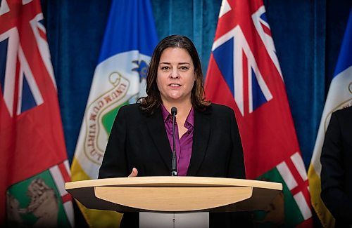 JESSICA LEE / WINNIPEG FREE PRESS

Premier Heather Stefanson speaks at a press conference at City Hall on November 24, 2021

Reporter: Joyanne










