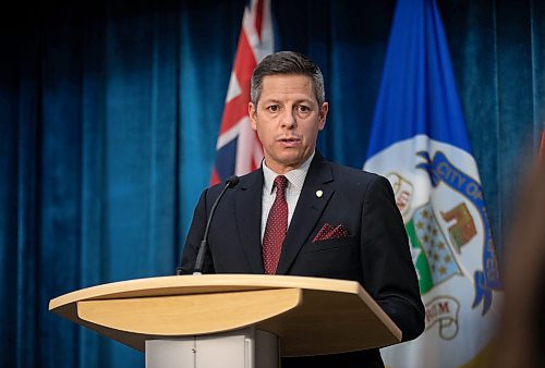 JESSICA LEE / WINNIPEG FREE PRESS

Mayor Brian Bowman speaks at a press conference at City Hall on November 24, 2021

Reporter: Joyanne










