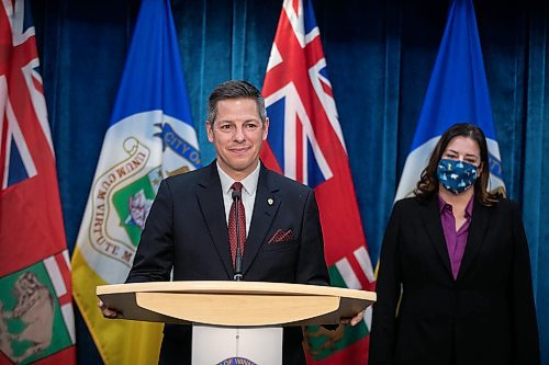 JESSICA LEE / WINNIPEG FREE PRESS

Mayor Brian Bowman and Premier Heather Stefanson announce they will be working together at City Hall on November 24, 2021

Reporter: Joyanne










