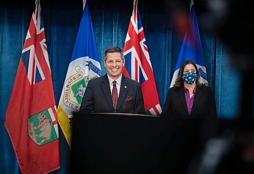 JESSICA LEE / WINNIPEG FREE PRESS

Mayor Brian Bowman and Premier Heather Stefanson announce they will be working together at City Hall on November 24, 2021

Reporter: Joyanne










