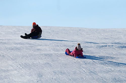 SHANNON VANRAES / WINNIPEG FREE PRESS
Six-year-old Shekinah and her father toboggan down a slope in Westview Park, also known as Garbage Hill, November 25, 2021.