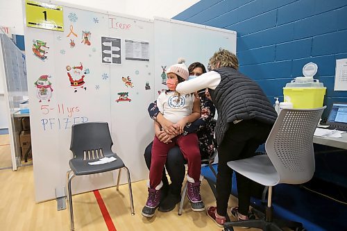 SHANNON VANRAES / WINNIPEG FREE PRESS
Seven-year-old Makena Anderson is comforted by her mother Dr. Marcia Anderson—public health lead of the Manitoba First Nation Pandemic Response Coordination Team—at the at the Urban Indigenous Vaccination Centre in Winnipeg led by Ma Mawi Wi Chi Itata on November 25, 2021.