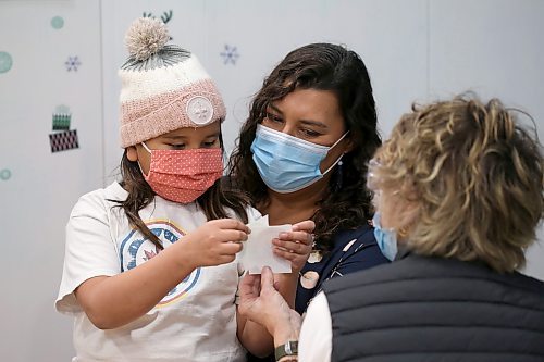 SHANNON VANRAES / WINNIPEG FREE PRESS
Seven-year-old Makena Anderson is comforted by her mother Dr. Marcia Anderson—public health lead of the Manitoba First Nation Pandemic Response Coordination Team—at the at the Urban Indigenous Vaccination Centre in Winnipeg led by Ma Mawi Wi Chi Itata on November 25, 2021.