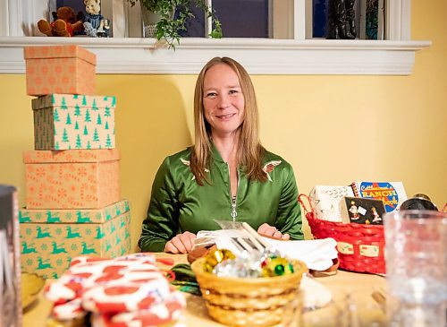 JESSICA LEE / WINNIPEG FREE PRESS

Eileen Fowler is a Winnipeg mom and thrifter who recently launched a side hustle curating gift sets of pre-loved items. She is photographed in her home putting together a gift set which she will then photograph, post on Instagram and then wrap it when it sells.

Reporter: Joel











