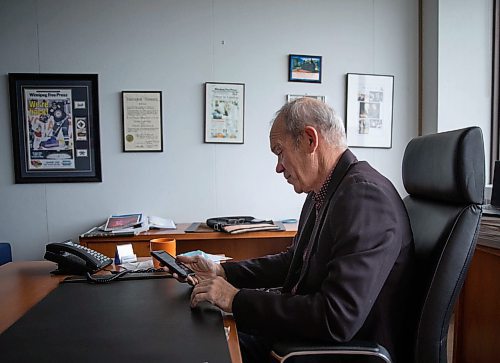 JESSICA LEE / WINNIPEG FREE PRESS

Winnipeg Free Press Publisher Bob Cox is photographed in his office on November 26, 2021, after announcing his retirement from the industry.












